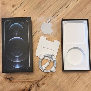 Apple Lightning to USB-C Cable in White with Packaging Inserts